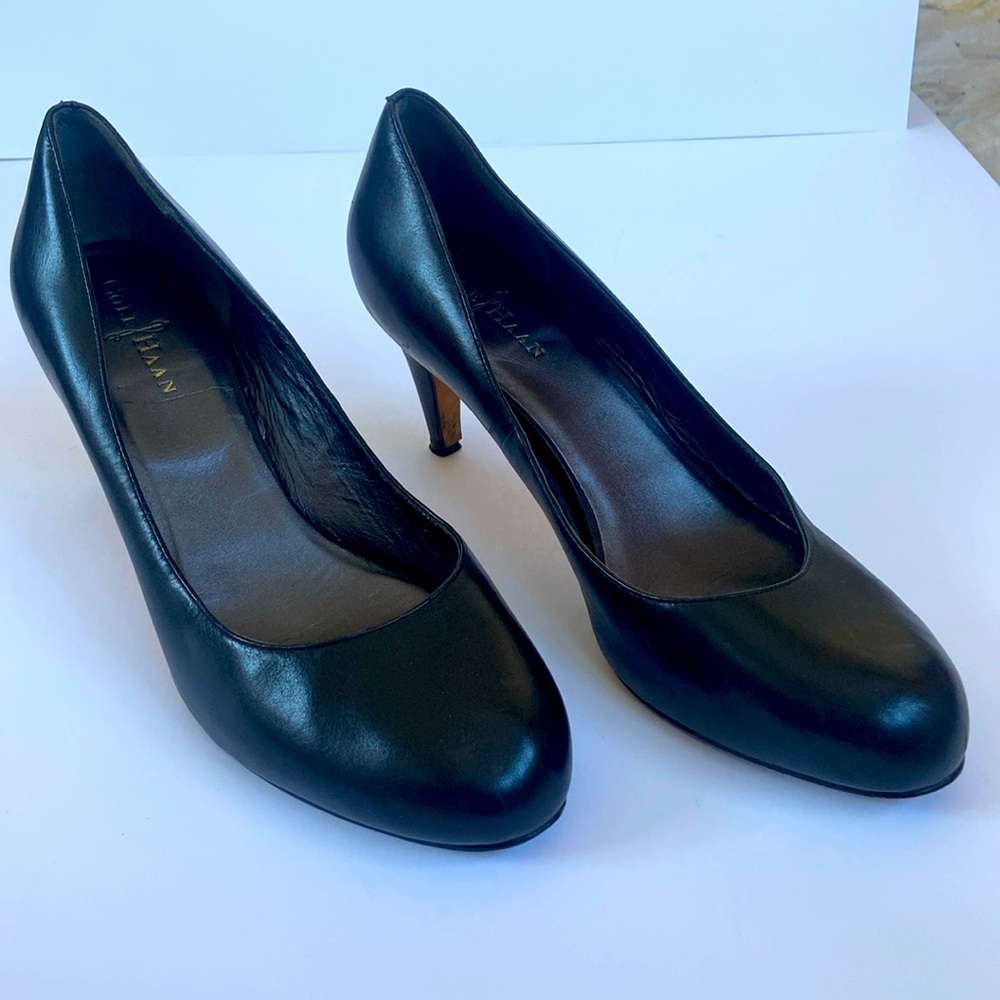 Cole Haan Round Toe Three Inch Classic Pump With Leather Soles - Size 10B